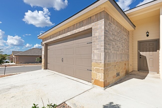 Building Photo - New Braunfels~ Beautiful Luxury 3 Bdrm~Stained Concrete Floors Throughout