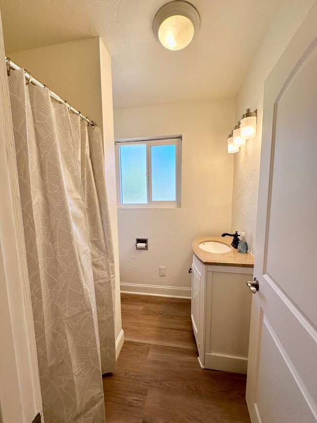 Building Photo - Darling Downtown Studio Apartment Available 2/26/26