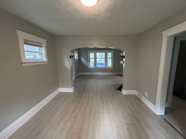 Building Photo - Three bedroom one bathroom home for rent