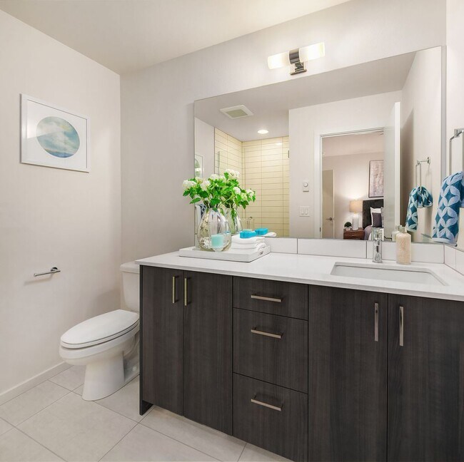 Building Photo - 4Bd/3.5Ba Shoreline Townhome