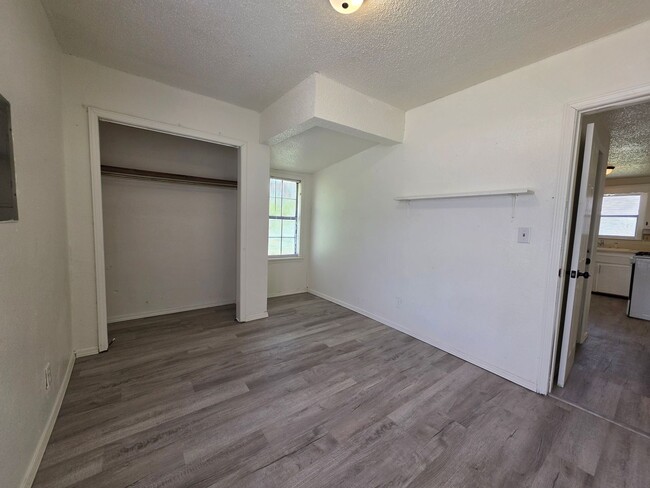 Building Photo - 3 bedroom home in Shawnee!