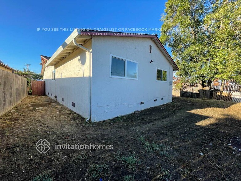 Building Photo - 452 Ladera Dr