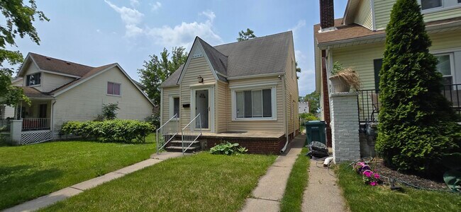 Building Photo - 7335 Maple St