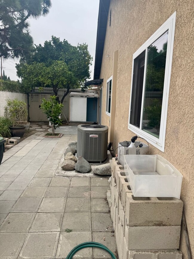 Building Photo - Charming 3 bedroom home in a great family ...