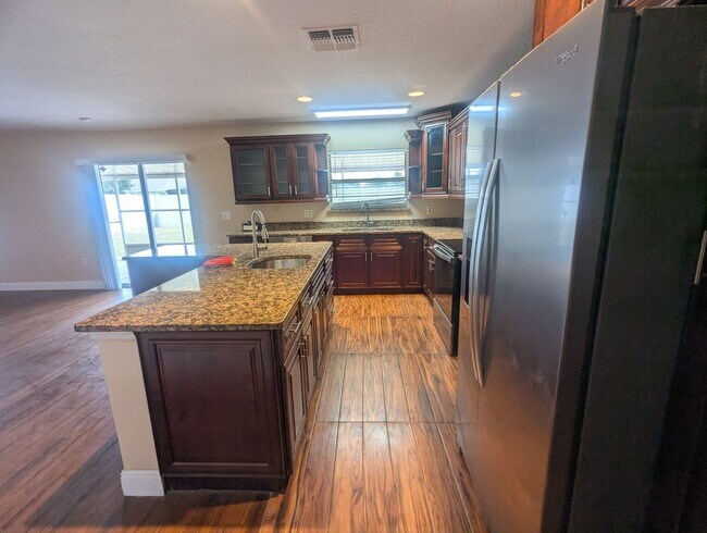 Building Photo - FOR RENT 4 Bedroom 2 1/2  Bath with Den/Office/5th bedroom, Furry  friends Welcome!