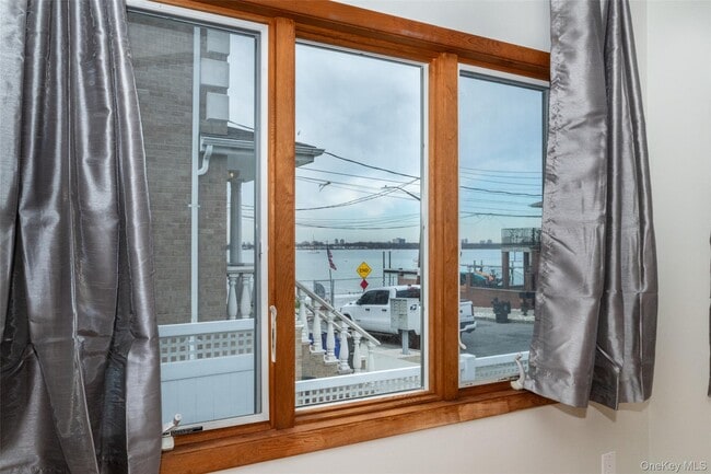 Building Photo - 10 Pell Pl