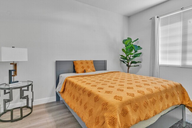 Building Photo - 433 E Tamarack Ave