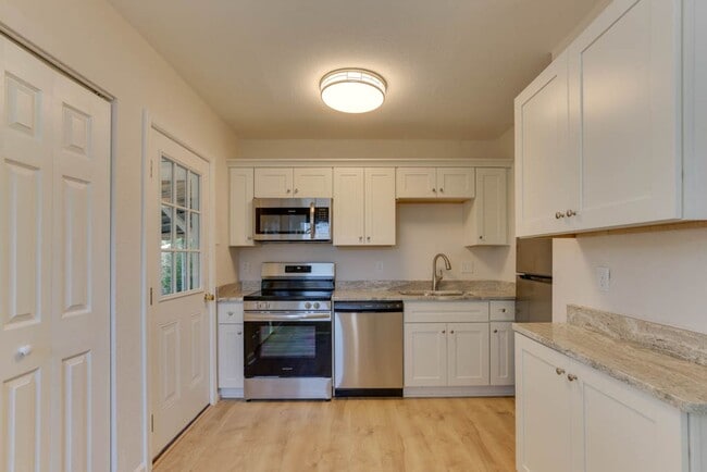 Building Photo - Charming Renovated Home with Modern Upgrades and Spacious Yard!