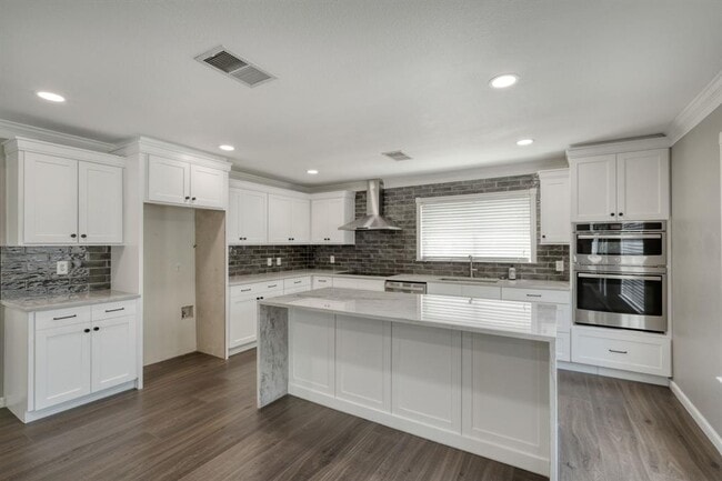 Building Photo - 2801 Adelen Ln