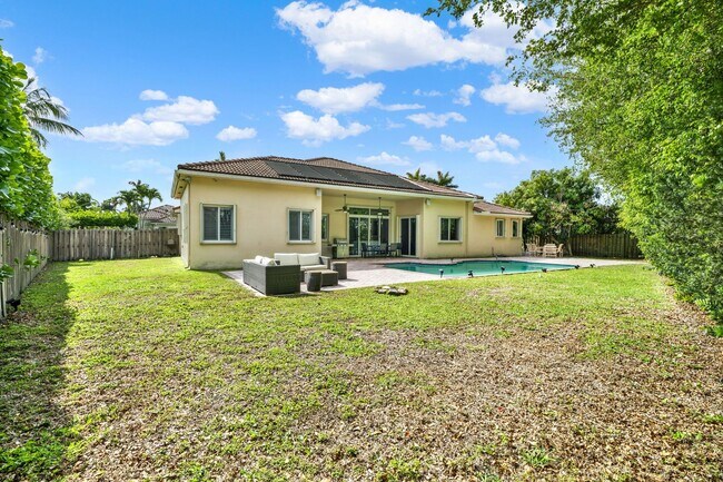 Building Photo - Elegant 4-Bedroom Pool Home in Exclusive G...