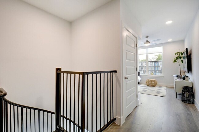 Building Photo - 2213 Poquito St