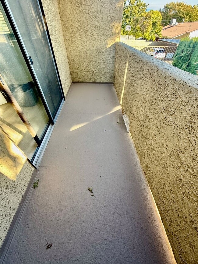 Building Photo - One Bedroom, TWO Bath apartment in Downtow...