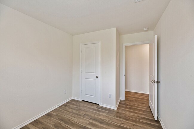 Building Photo - AVAILABLE NOW! 3 BEDROOM TRIPLEX LOCATED IN BONHAM, TEXAS!