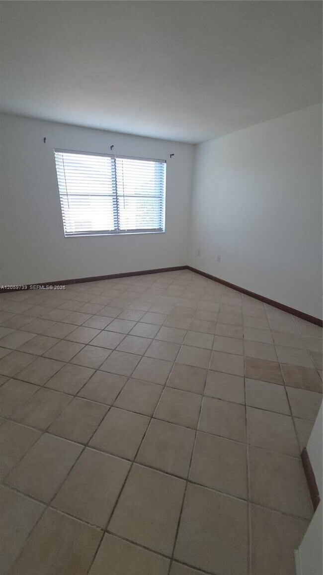 Building Photo - 9437 Fontainebleau Blvd