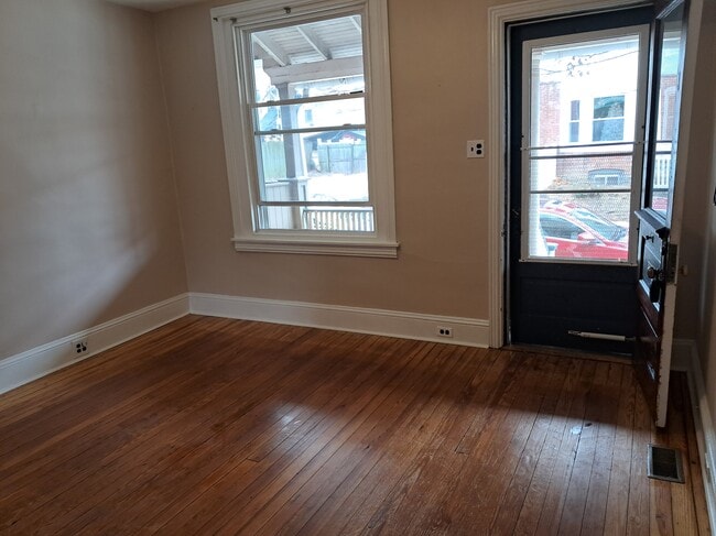 Building Photo - 941 Sargent Ave