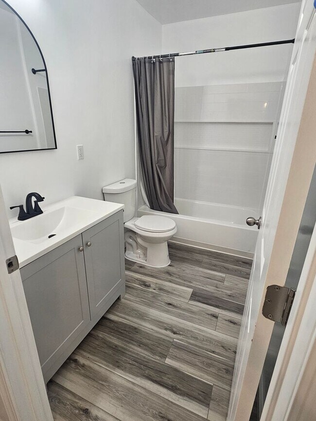Building Photo - Utilities Paid!  1-Bed 1-bath Apartment in...