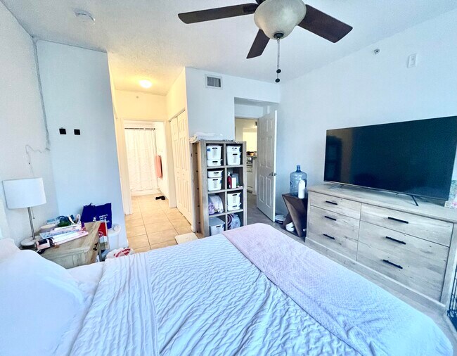 Building Photo - 8010 N Nob Hill Rd