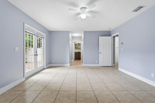 Building Photo - 1029 Staghorn St