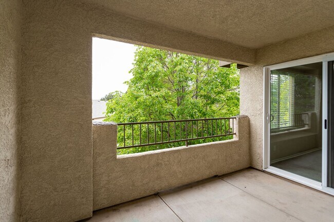 Building Photo - Delightful Condo in gated community!!