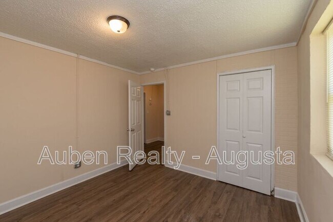 Building Photo - 2202 Roosevelt Dr