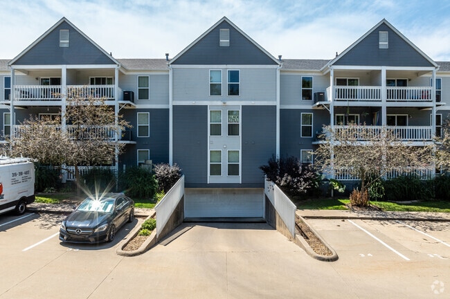 Building Photo - Oakcrest Condominiums