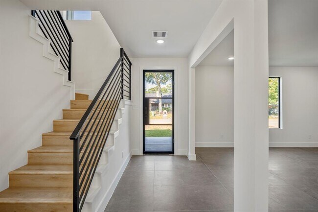 Building Photo - 10728 Twin Oak Dr