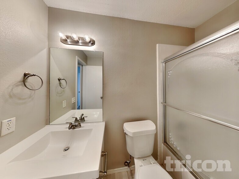 Building Photo - 7005 Bridlewood Dr