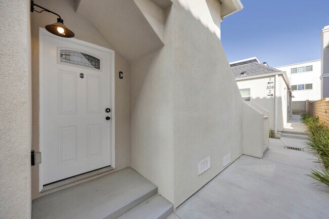 Building Photo - 308 N Catalina Ave