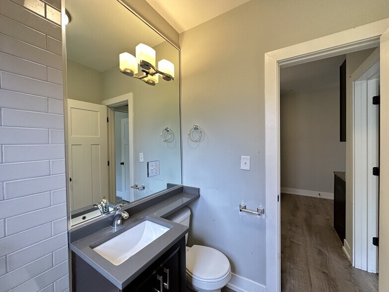Building Photo - 722 W Brompton
