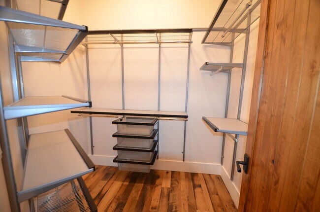 Building Photo - 300 Washington Rd