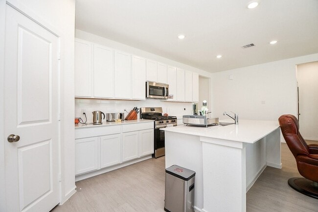 Building Photo - 26610 Coast Redwood Dr