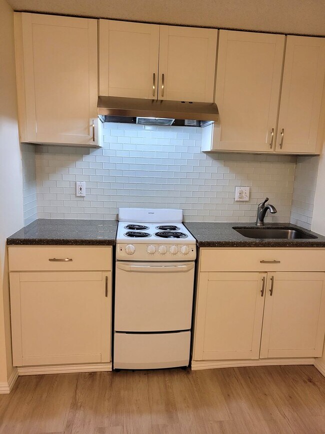 Building Photo - Kulanui Hale - 1 bedroom, 1 bath Unit w/ 1 dedicated parking