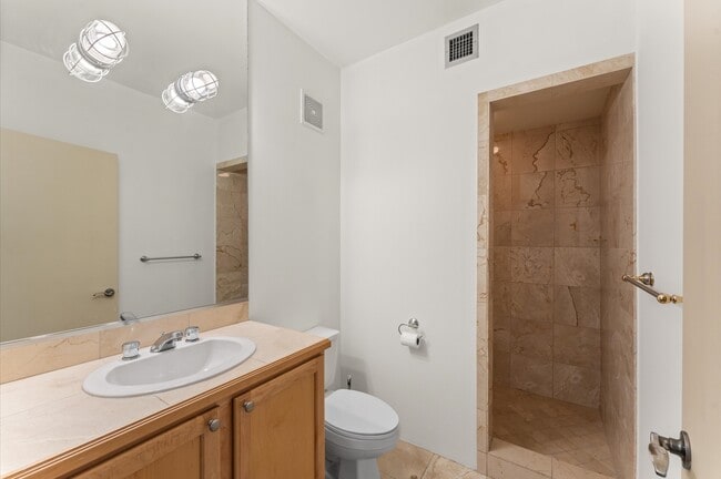 Building Photo - 1005 S Shepherd Dr