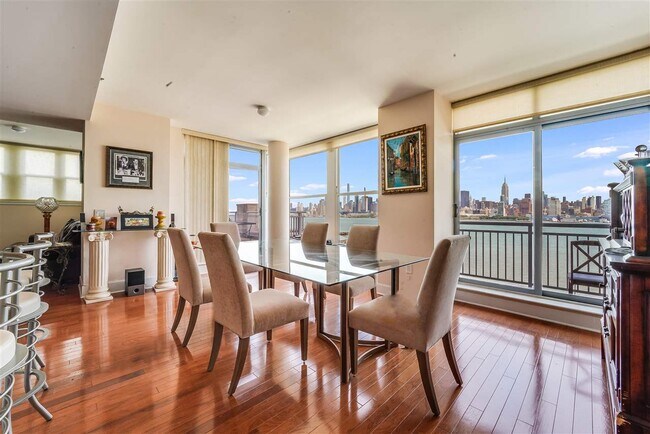 Building Photo - 1125 Maxwell Ln