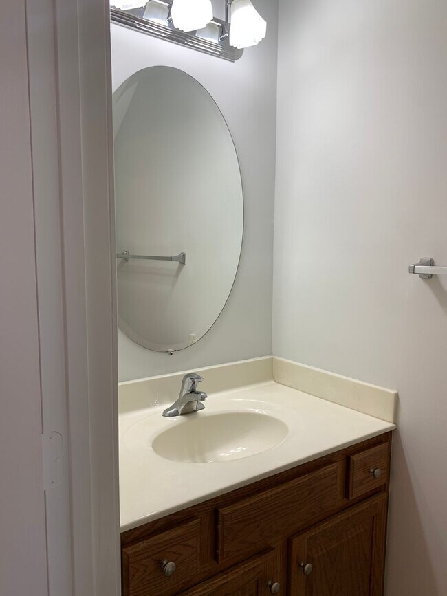 Building Photo - 2 Bedroom 1.5 Bath Townhome in Pleasant Gr...