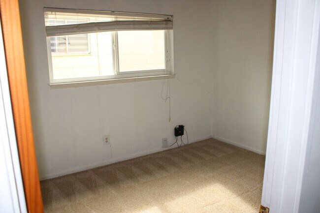 Building Photo - 3 bed 1 bath home