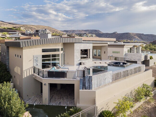 Building Photo - UNUBSTRUCTED VIEWS FROM THIS MACDONALD HIG...
