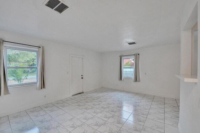 Building Photo - 1836 SW 9th Ave