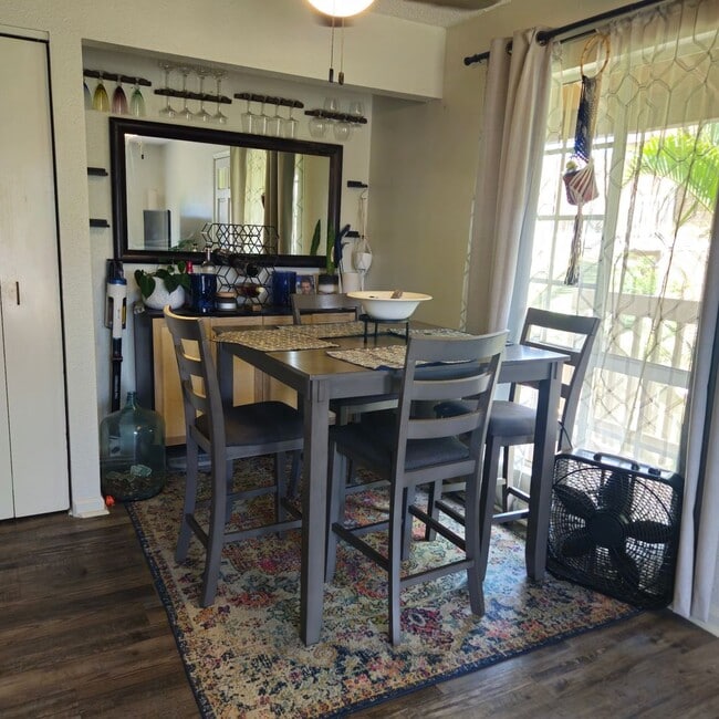 Building Photo - Pet Friendly Upstairs 2/1.5-bedroom North ...