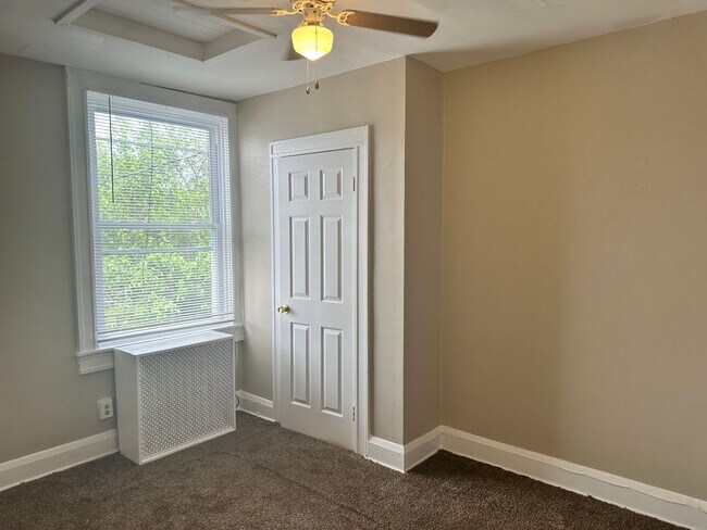 Building Photo - Spacious Rooms! Finished Basement! W/D! Available Now!