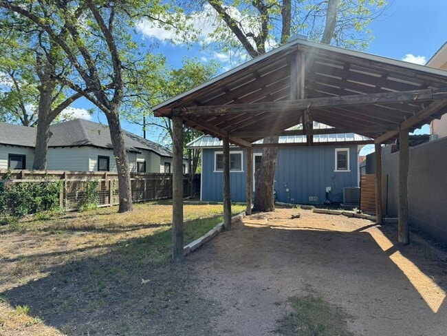 Building Photo - Fully Restored 2BR Classic Near Downtown Dignowity Hill