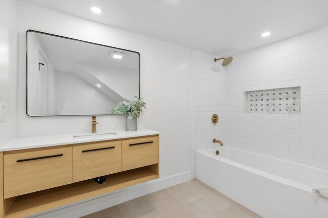 Building Photo - 700 Selma Pl