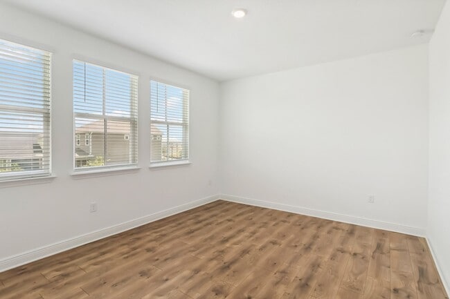 Building Photo - Beautiful Brand New 1/1 Garage Apartment i...