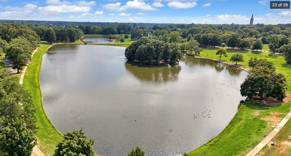 Building Photo - 2111 Maplewood Ave