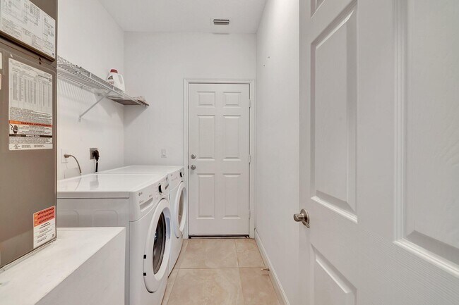 Building Photo - 348 SW Millard Dr