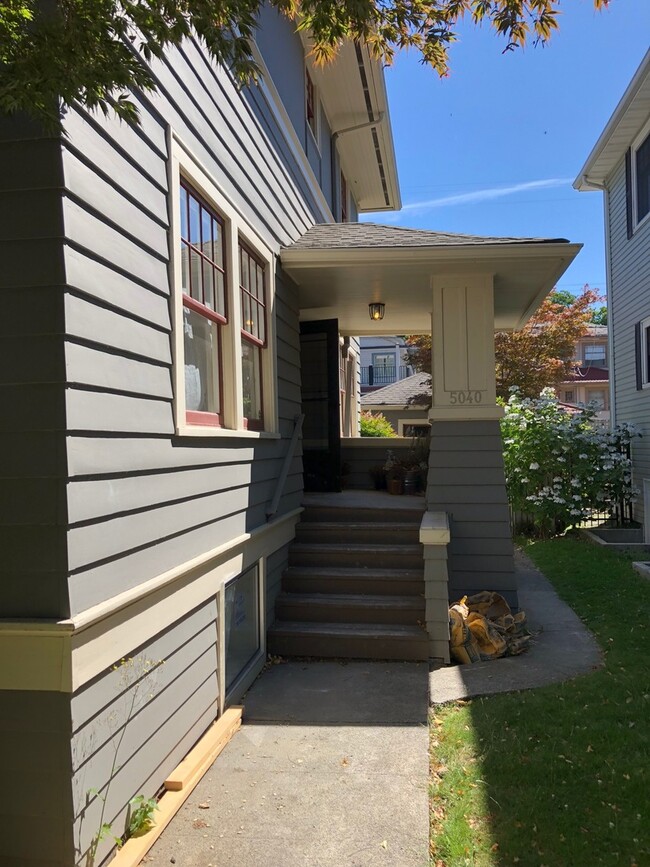 Building Photo - Wonderful University District 8 bedrooms house!