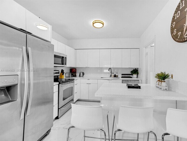 Building Photo - 421 W Pembroke Rd