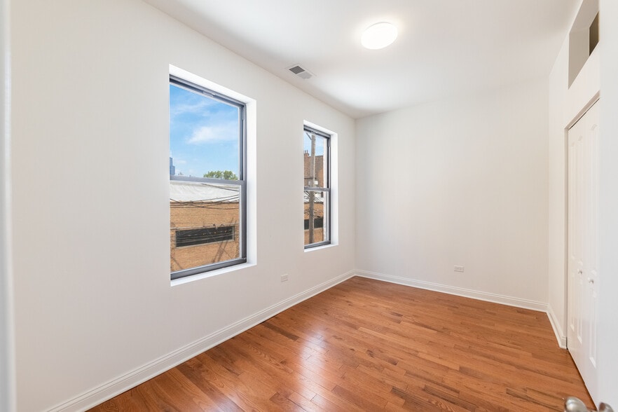 Building Photo - 914 W 19th Plz