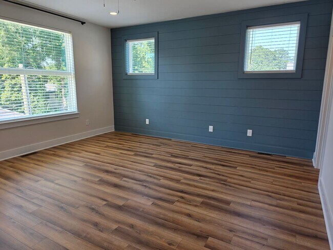Building Photo - 327 Coxe Ave