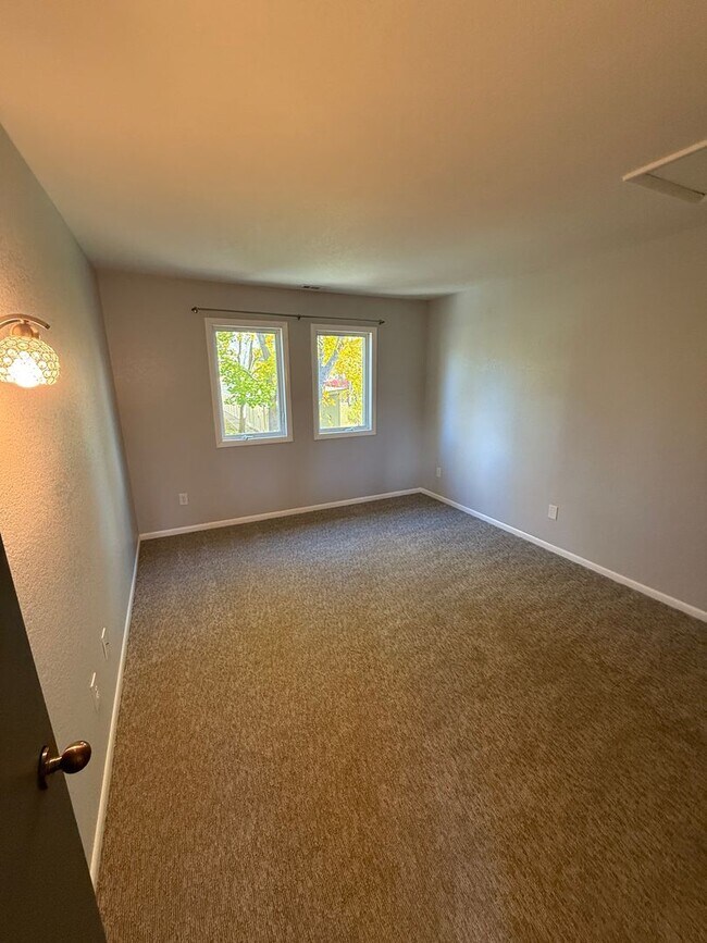 Building Photo - Quiet Midtown Home